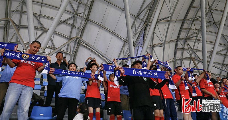 5月17日,杨靖文带领黄骅市星宝足球特训队的孤独症队员观看足球赛.