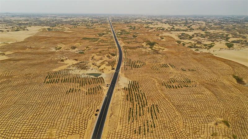 "三北"工程攻坚战在行动·媒体行 | 翁牛特旗:以路治沙 依路致富|赤峰