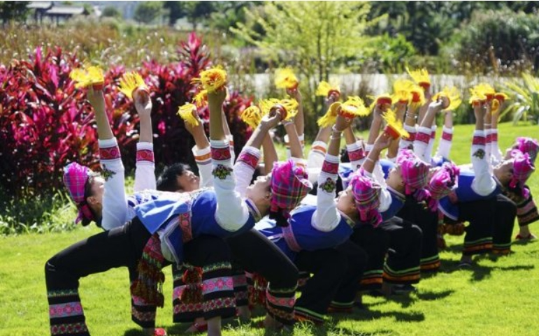 见过彝族的烟盒舞,才知男人腰的极限