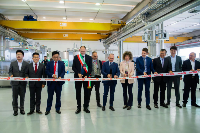 结束后,郑效东先生带领本次活动的嘉宾参观新工厂,东富龙持续专注于