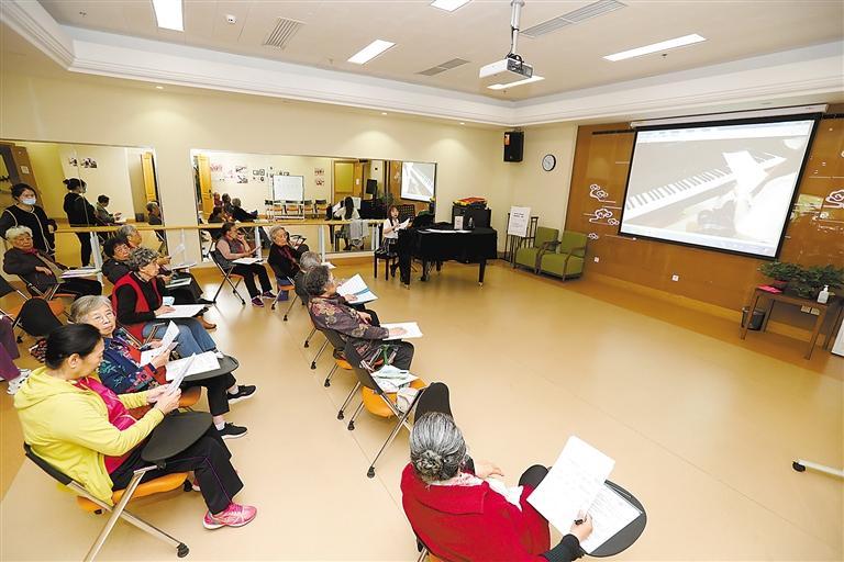 图为老人们在香河大爱书院学习钢琴演奏知识。本报记者 陈童 摄