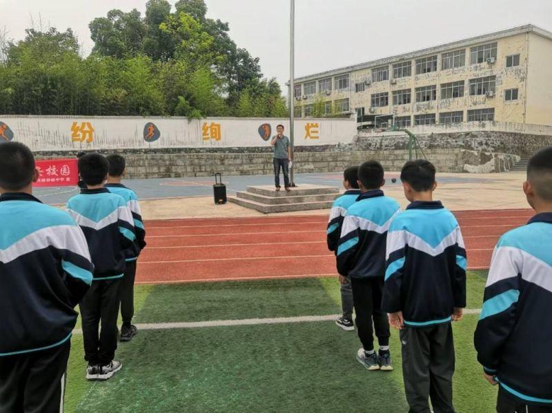 潜山市河镇初中举行防范校园暴力和学生欺凌宣誓和签名活动