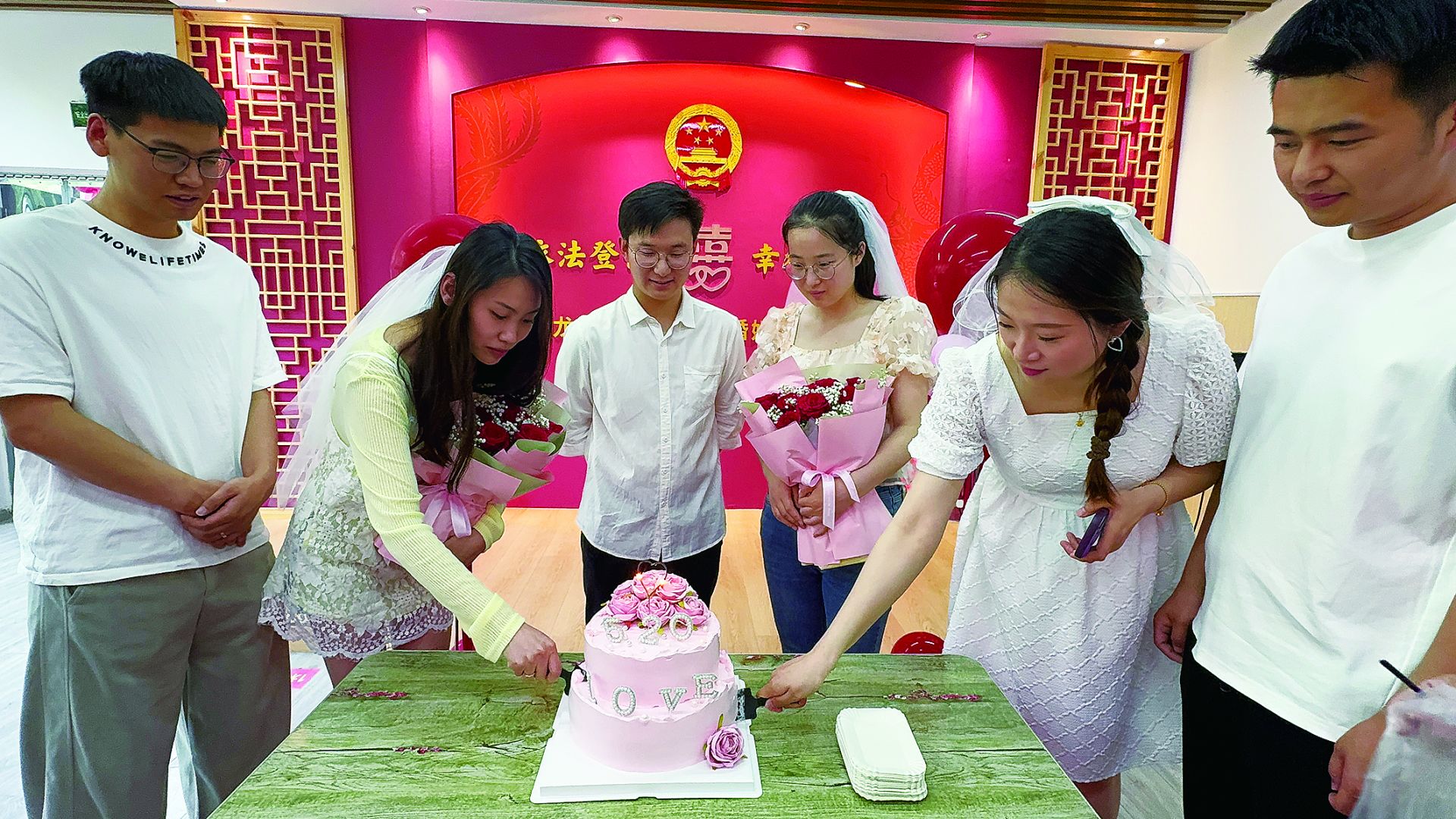 5月19日,一辆载满10对新人的爱情巴士从龙子湖区东升街道办事处驶出