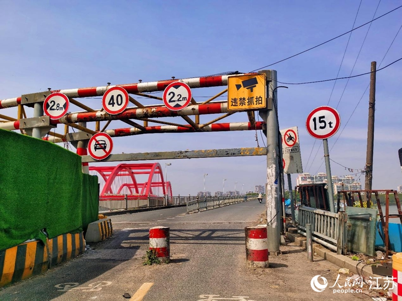 老胜浦大桥吴中段安装了梅花桩和限高杆。人民网记者王继亮摄