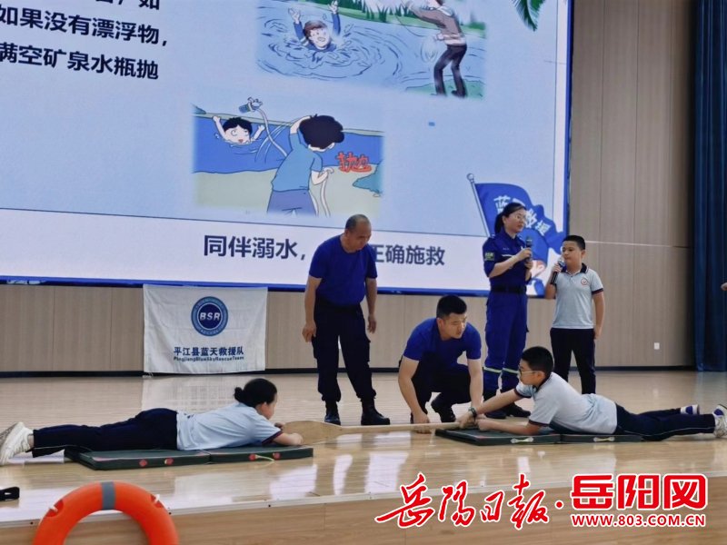 随后的活动中,蓝天救援队志愿者老师通过ppt,采取情景教学,现场与学生