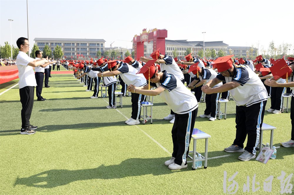 5月18日,河北南宫中学参加成人礼的学生向老师拱手行礼,感谢老师的