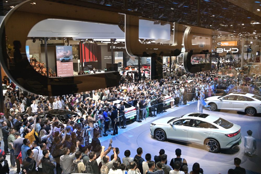 5月4日，2024（第十八届）北京国际汽车展览会闭幕，参观者在2024北京车展比亚迪品牌展台参观。新华社记者尹栋逊摄