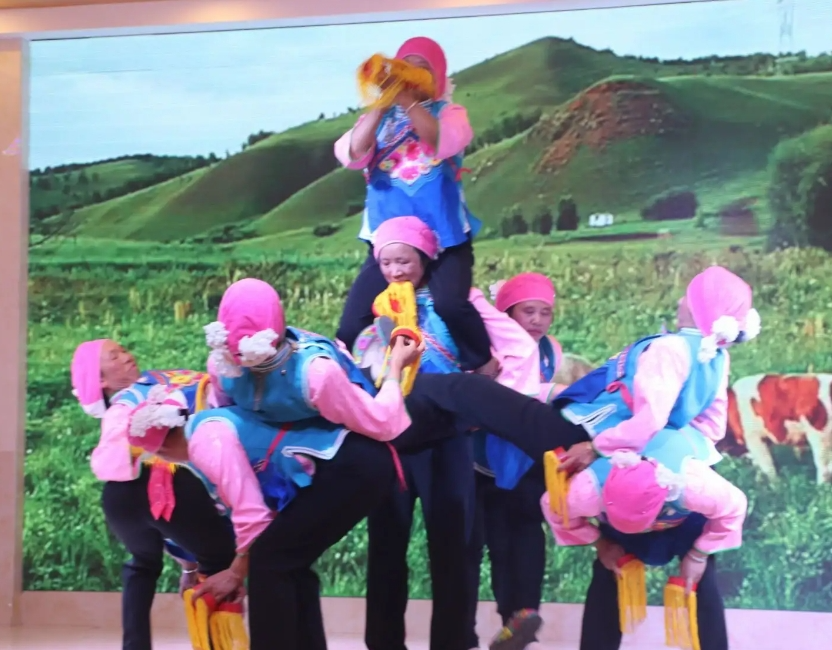 见过彝族的烟盒舞,才知男人腰的极限