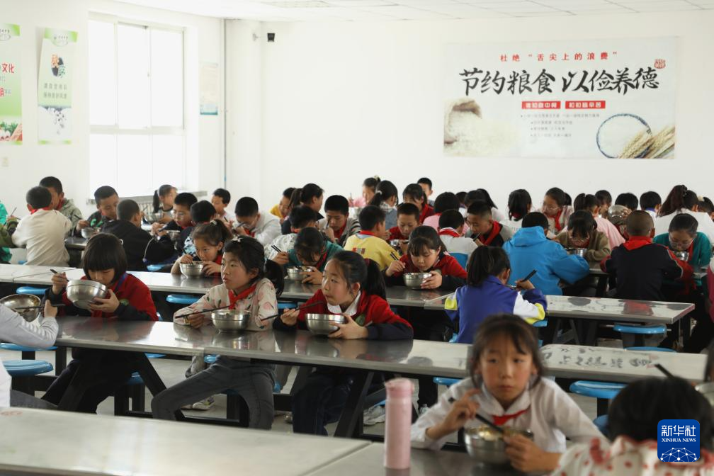 5月17日,学生在甘肃省平凉市崆峒区寨子街中心小学食堂用餐.