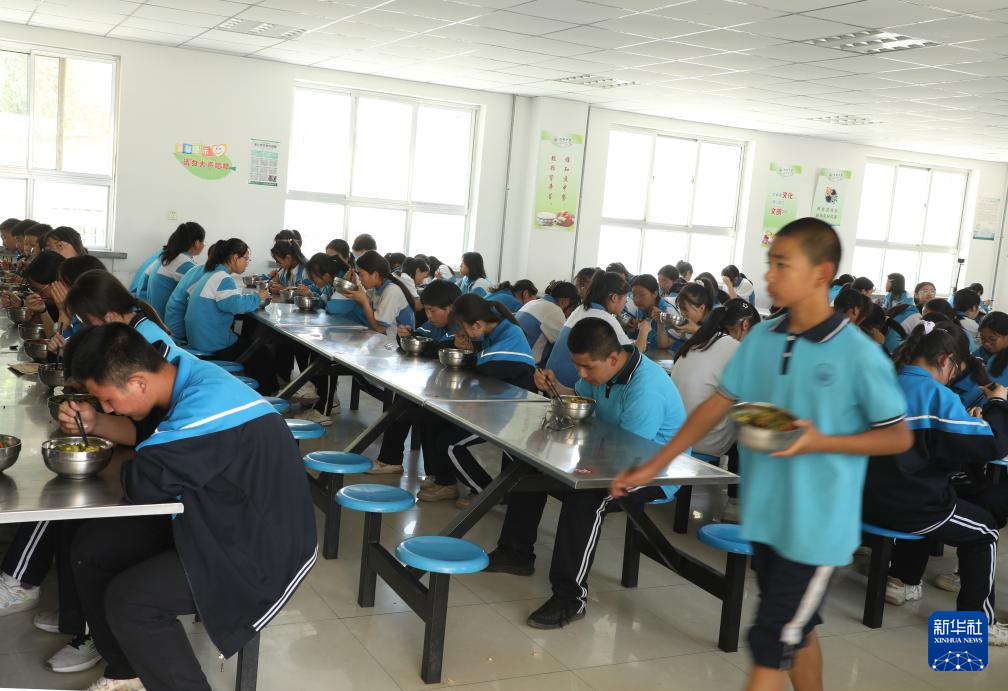新华社记者 张智敏 摄5月17日,学生在甘肃省平凉市崆峒区寨子街中