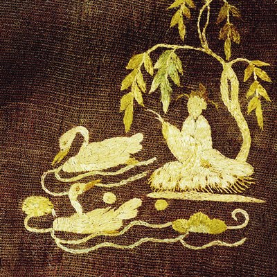 夹衫绣作满池娇