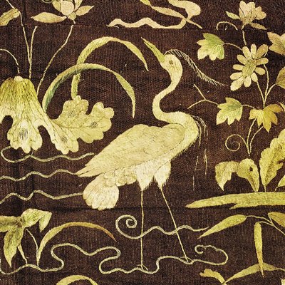 夹衫绣作满池娇