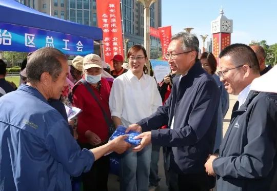 活动现场,区市县三级单位通过悬挂宣传横幅,摆放宣传展板,电子屏滚动