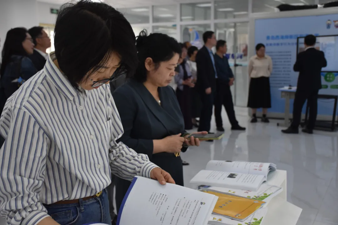 青岛西海岸新区双语小学举办青岛市数字领航校长现场教学培训,共谋