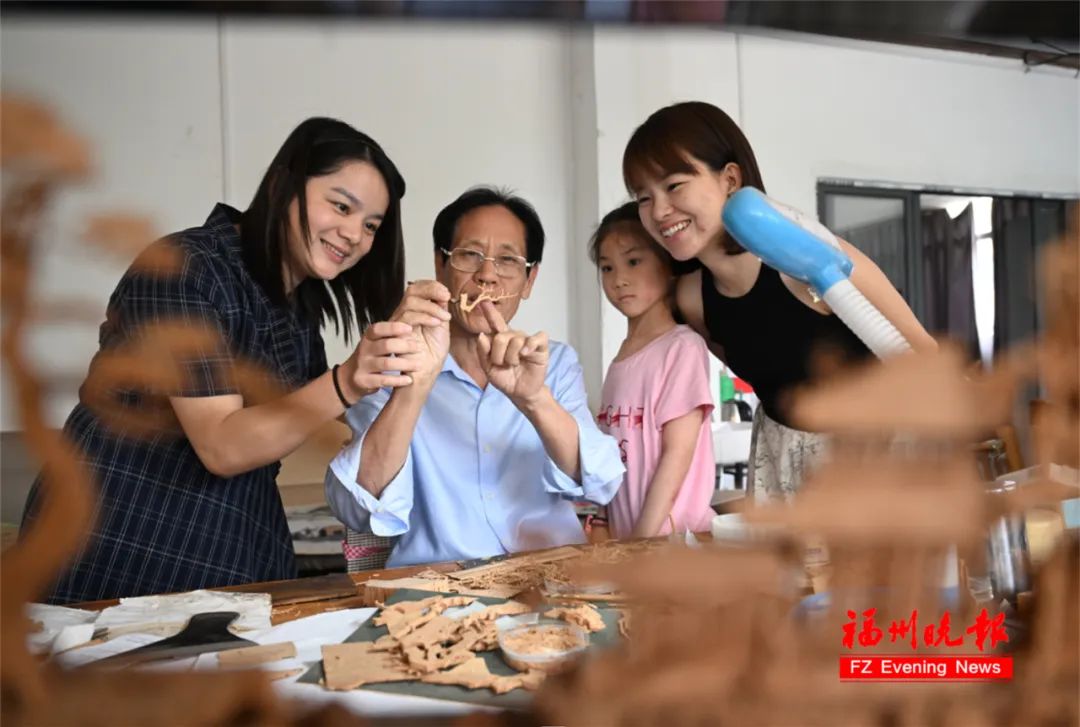 陈君锟在给学生们讲授软木画技艺。记者 叶诚  摄