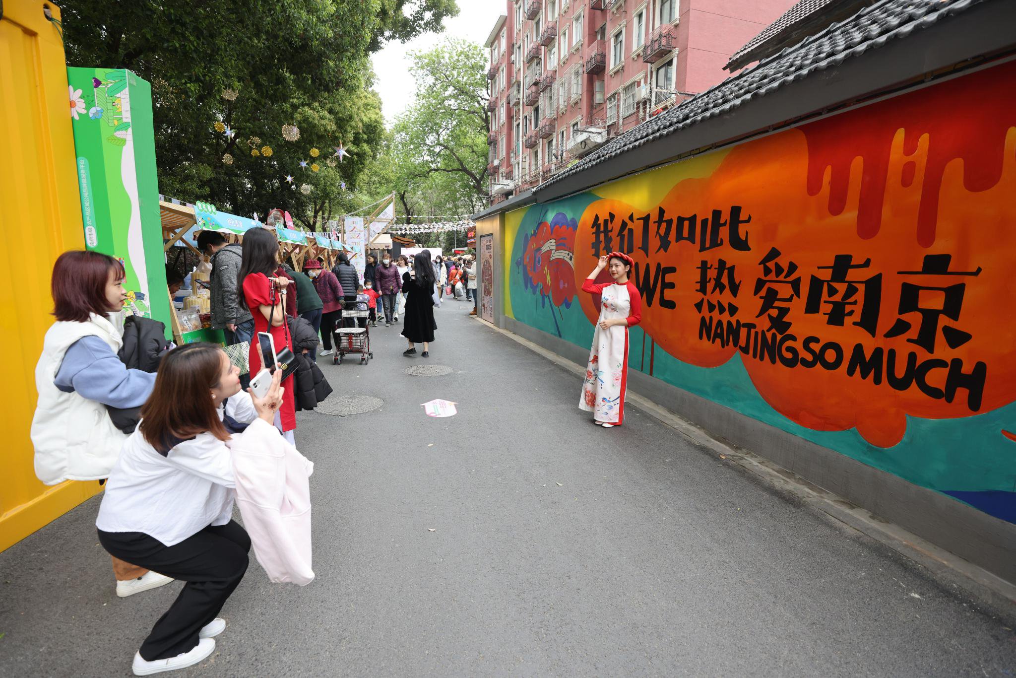 如今,馄饨香味依旧,但汉口路,金银街,陶谷新村,青岛路早已焕然一新.