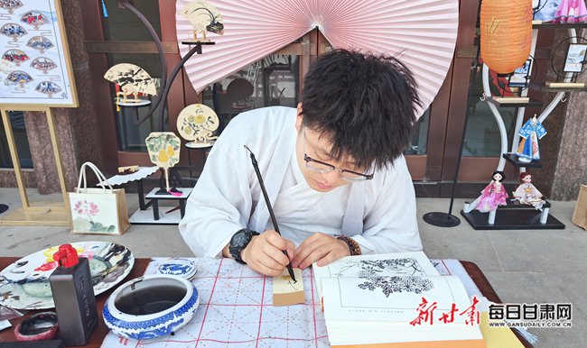 同乐幼儿园老师正在画国画书签近年来,静宁县围绕办好人民满意的教育