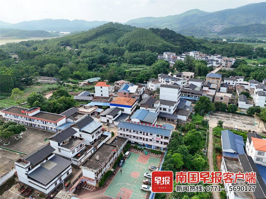 长塘镇天堂村党总支书记李元玲介绍,在山顶遗留的池塘从山脚望去仿若