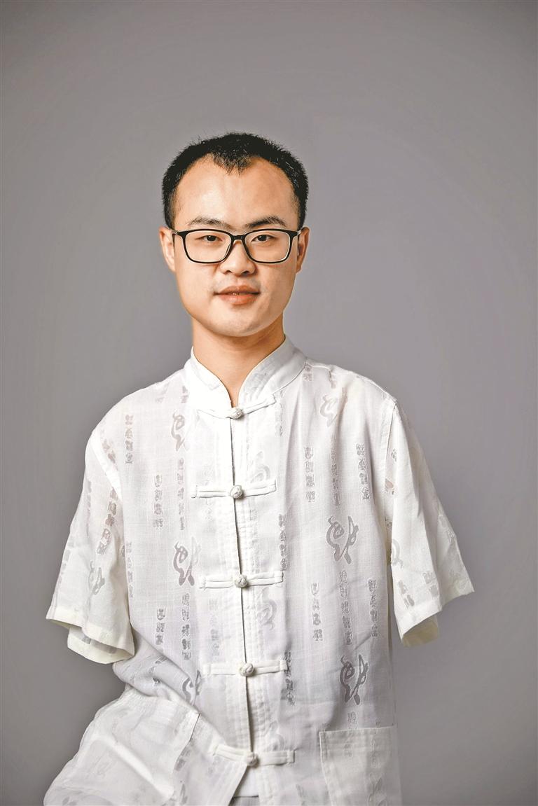 何子龙:无臂小伙以"口"书写奋斗人生