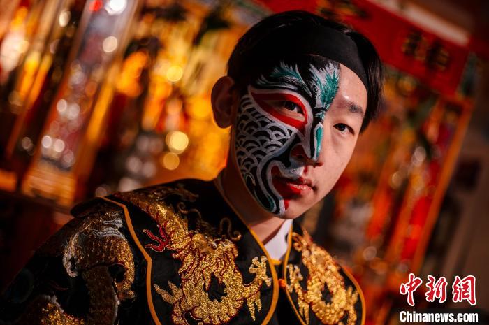 越来越多的年轻人加入到弘扬中华优秀传统文化的队伍之中。李南轩 摄
