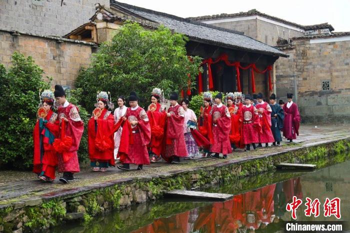 5月20日，6对新人身着明制服饰，在江西省金溪县举行集体婚礼。江西省婚姻家庭协会供图