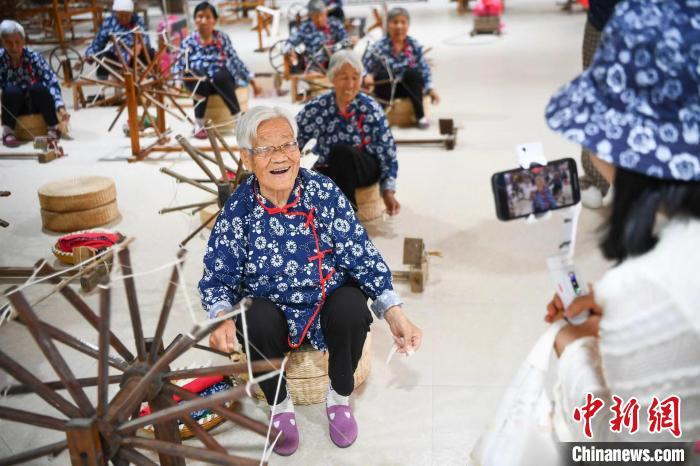 目前，车间织布的“织娘”们，年龄最小的30余岁，最大的97岁。　　武俊杰 摄