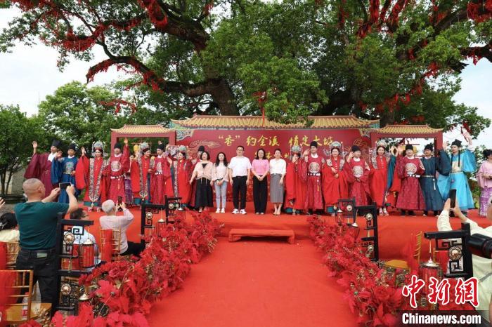 5月20日，6对新人在江西省金溪县举行集体婚礼，倡导婚嫁新风。江西省婚姻家庭协会供图
