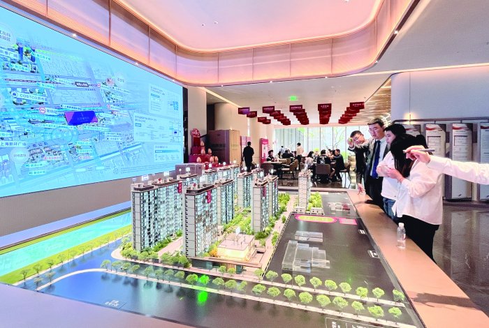 　　上海市浦东新区某新楼盘售楼大厅内，看房客络绎不绝 柴刘斌 摄