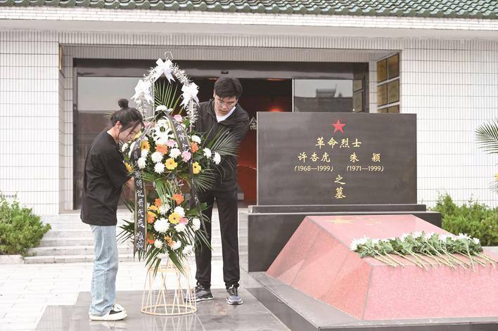 30名青年编辑记者赴丹阳市司徒镇杏虎村,缅怀"人民的好记者"许杏虎