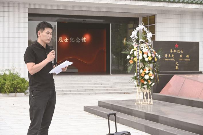 图为镇报集团的30名青年编辑记者在许杏虎,朱颖烈士纪念馆悼念烈士
