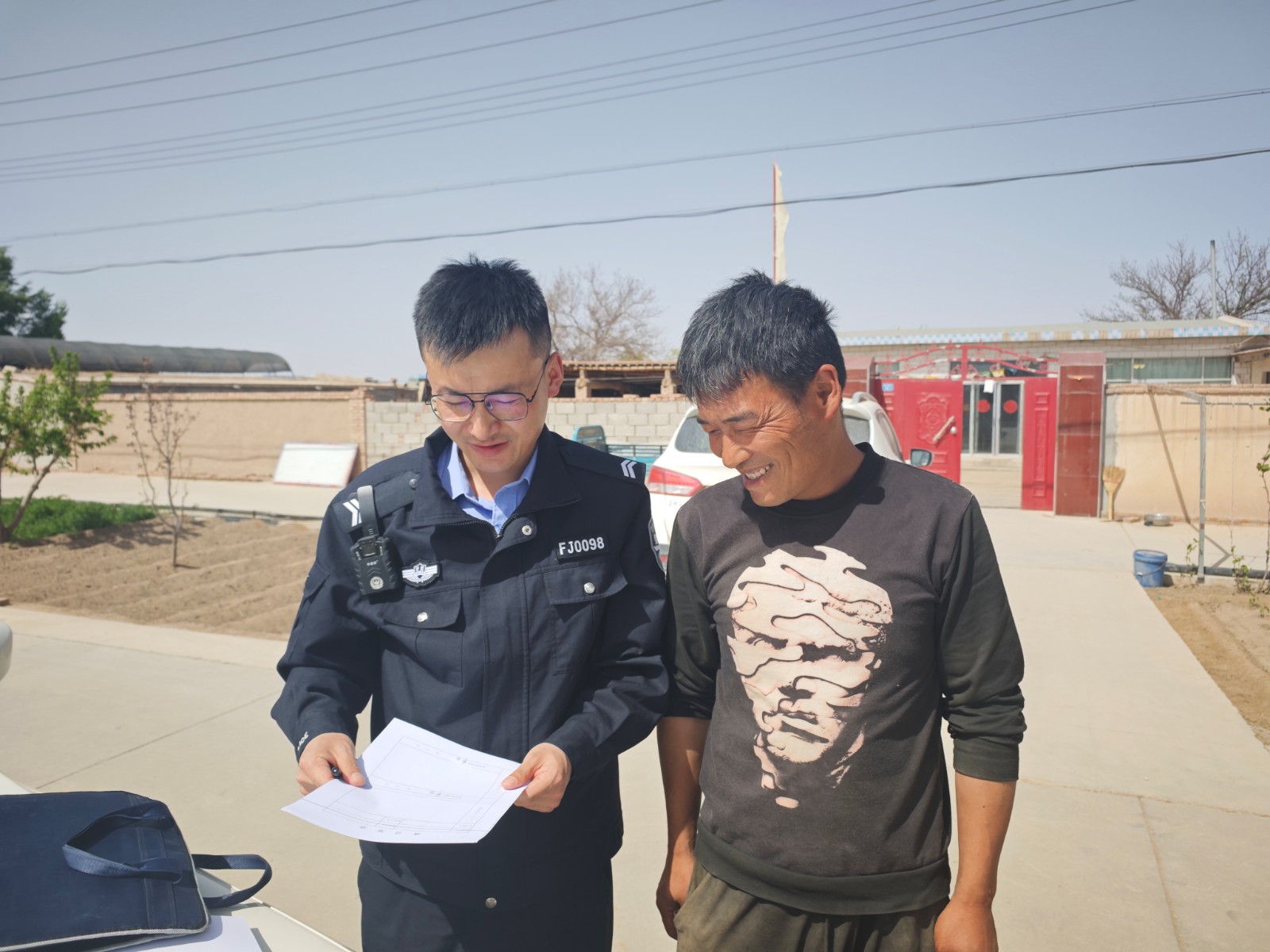 新甘肃·甘肃法治报记者 张瑞军 摄双语服务暖民心"阿娜,这个事情是我