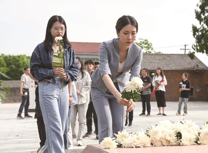 图为镇报集团的30名青年编辑记者在许杏虎,朱颖烈士纪念馆悼念烈士