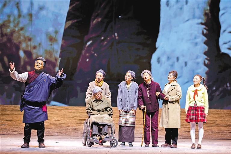 图为西藏自治区话剧团演员创作话剧《老西藏》。 图片由西藏自治区话剧团提供