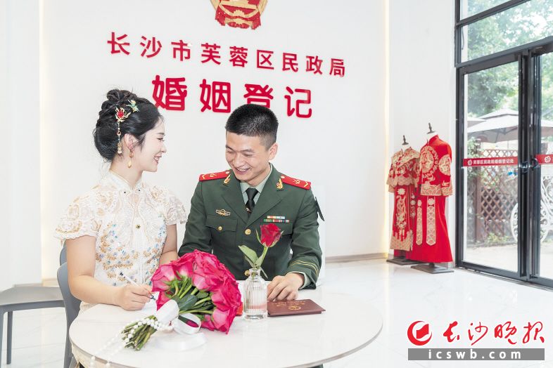 "520"与"1314"撞了个浪漫满怀,长沙1568对新人领证|婚姻登记_新浪财经