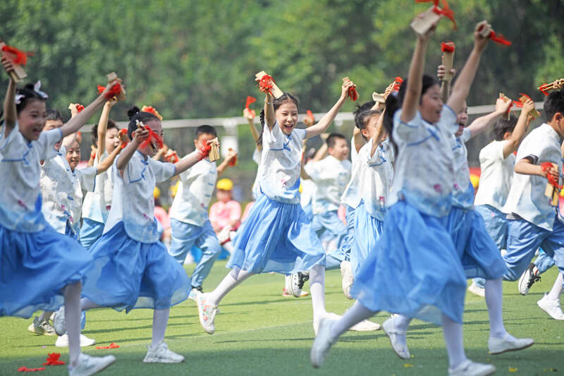 岳小是"天津排球之城特色传统校",小学生正在表演排球操.