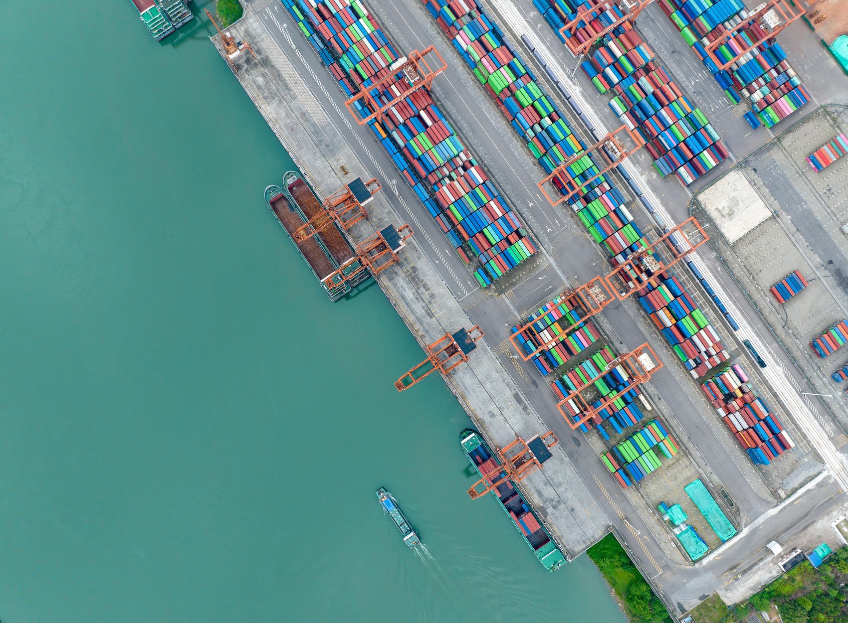 在四川省宜宾港，船舶、车辆、火车在各自位置上有序作业。庄歌尔/摄 （C视觉）