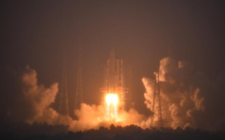 5月3日，搭载嫦娥六号探测器的长征五号遥八运载火箭在中国文昌航天发射场发射。新华社记者 郭程 摄