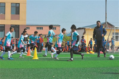 市杨家满族乡德深中心小学,瓦房店市第十九初级中学开展足球示范课