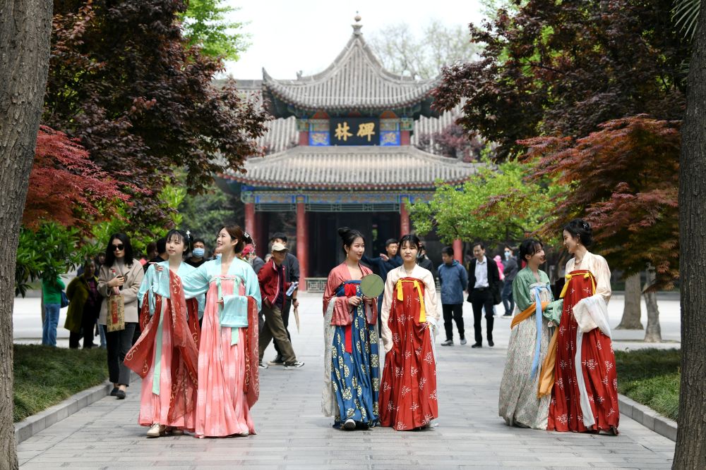 汉服爱好者在西安碑林博物馆参观（2021年4月14日摄）。新华社记者 李一博 摄