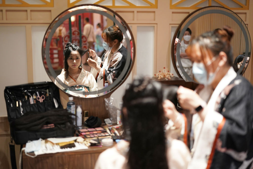游客在西安长安十二时辰景区进行化妆造型（2022年5月19日摄）。新华社记者 邵瑞 摄