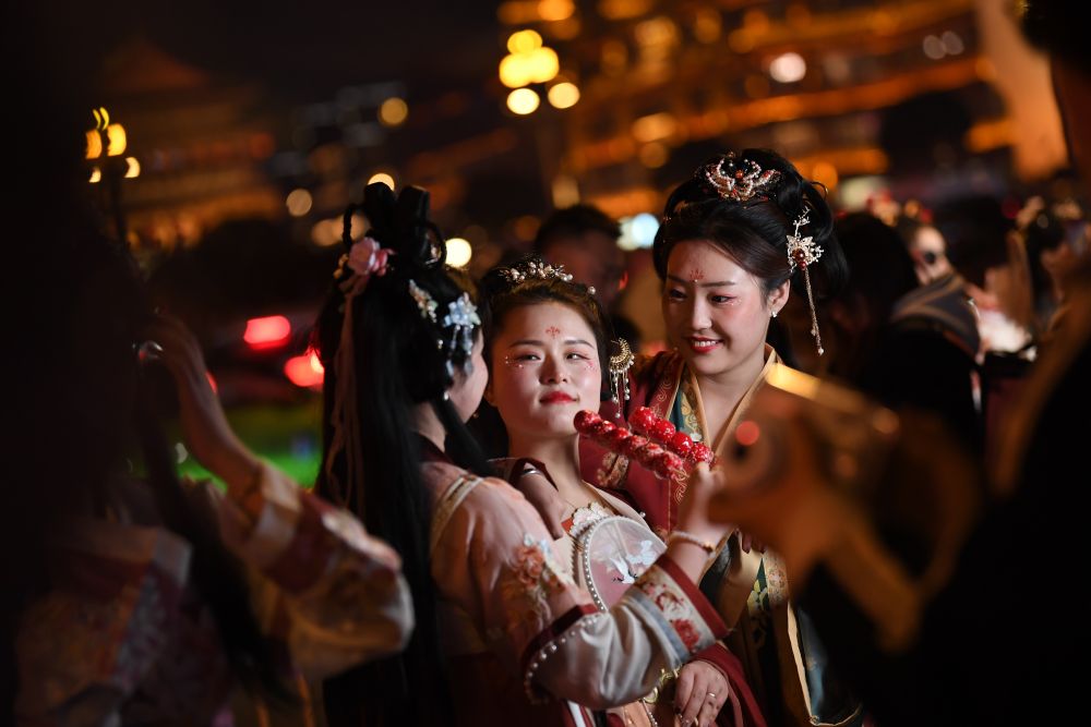游客身穿汉服体验“夜游长安”（2024年2月13日摄）。新华社记者 李一博 摄