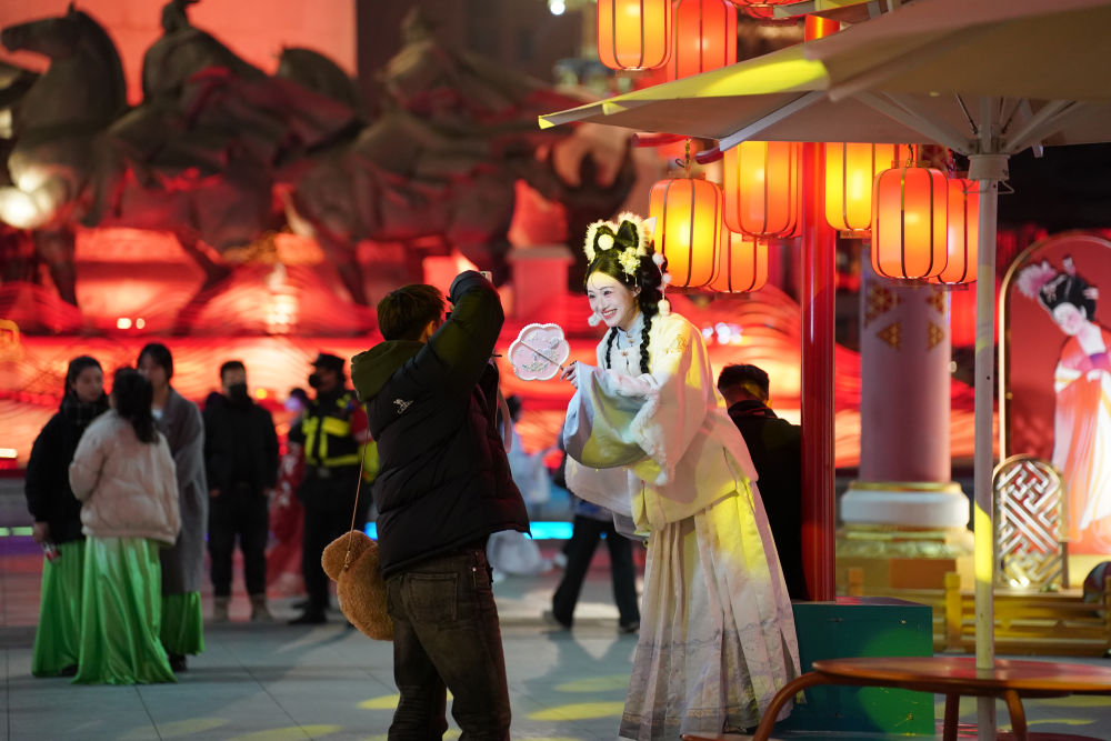 游客在西安大唐不夜城拍照游玩（2023年12月6日摄）。新华社记者 邵瑞 摄