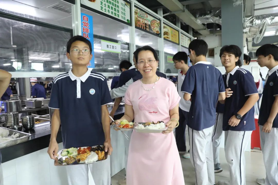 金鼎中学师生一起打饭。吴长赋/摄