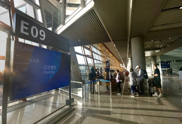 5月17日，北京首都国际机场，CA865复航首班的旅客正在排队登机。