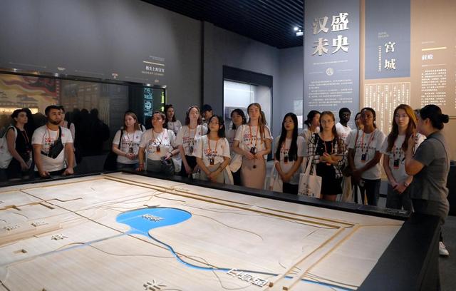 2023年9月16日，外国留学生在西安未央区汉长安城遗址内的汉长安城历史文化与遗址保护展示厅参观。新华社记者刘潇 摄