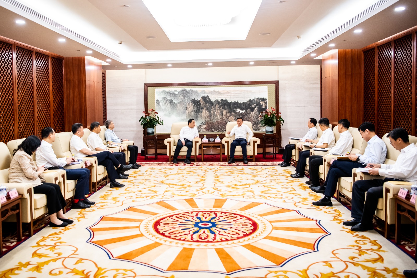 余兵会见镇江市委书记马明龙一行