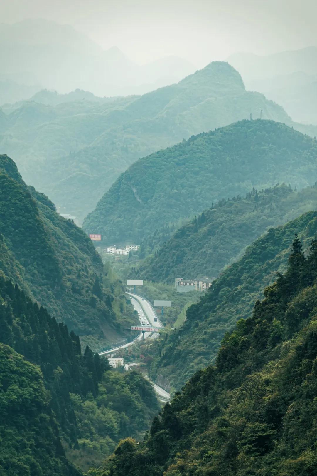 大娄山山脉既是乌江水系与赤水河的分水岭,又是贵州高原与四川盆地的