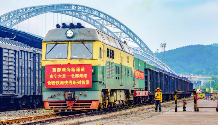 "南宁六景—北部湾港"食糖铁海快线班列首发