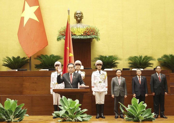 5月20日，陈青敏（前）在河内宣誓就任越南国会主席。新华社/越通社