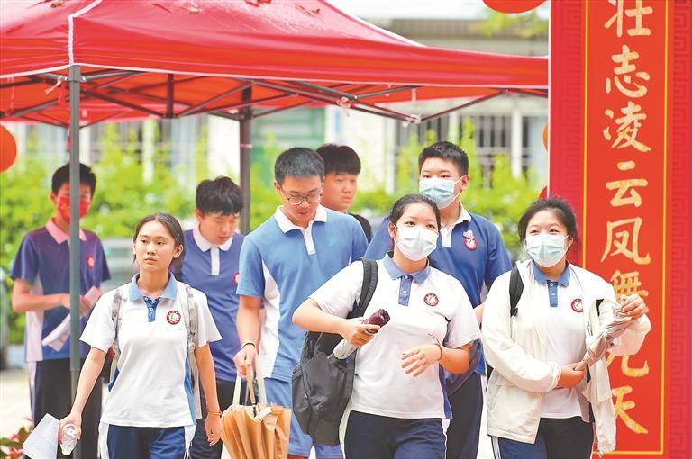 2023年6月26日,在福田区莲花中学考点顺利完成考试的中考考生走出考场